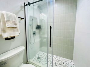Een douche, een bubbelbad, een haardroger, handdoeken