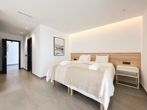 Tabla de planchar con plancha, wifi y ropa de cama 