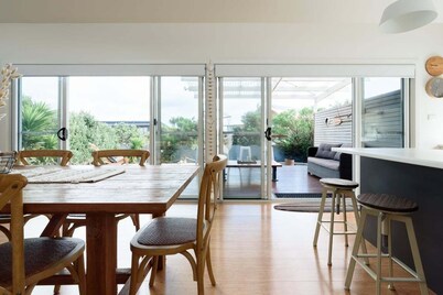 Low Head Coastal Haven: Your Seaside Escape