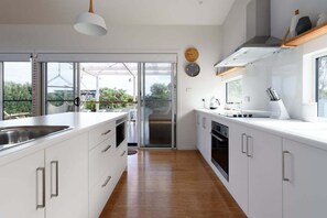 Microones, placa de cuina i rentaplats