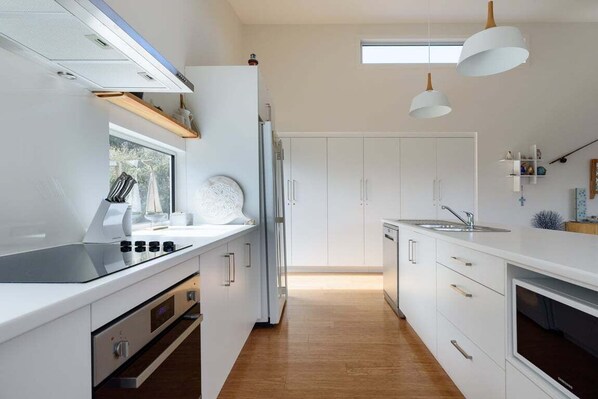 Micro-ondes, plaque de cuisson, lave-vaisselle