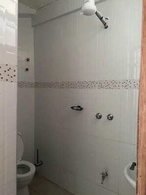 Shower, slippers, towels, soap - Saimo Hotel Kabarnet (Kabarnet)