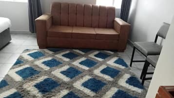 Quarto casal superior, vista para a cidade | Wi-Fi de cortesia, roupa de cama