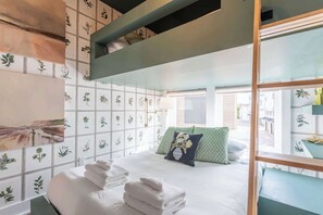 Escritorio, tabla de planchar con plancha, wifi y ropa de cama 