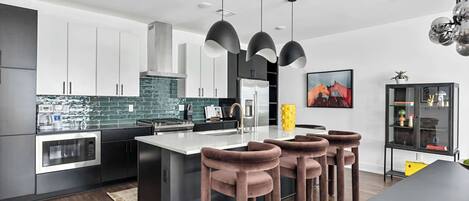 Kühlschrank, Mikrowelle, Ofen, Herdplatte