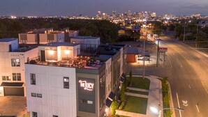 A modern building with a rooftop bar and a neon sign. - Nashville hot tub Skyline Deck home, sleeps 10, 3BR near Germantown (Nashville)