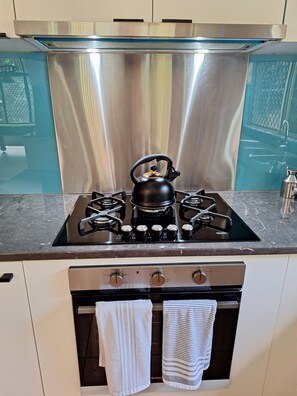 Réfrigérateur, four à micro-ondes, un four, surface de cuisson