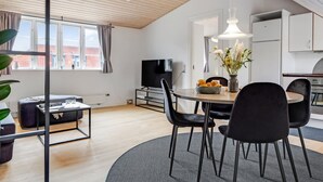 Un apartamento moderno con comedor, cocina y sala de estar.