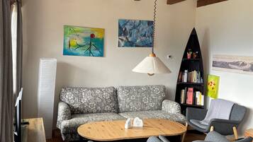 Fernseher, Kamin, Bücher