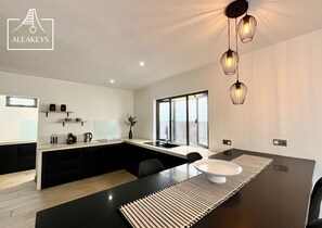 Réfrigérateur, four à micro-ondes, un four, surface de cuisson
