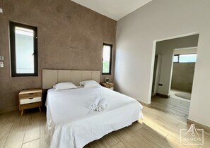 4 bedrooms, iron/ironing board, WiFi, bed sheets