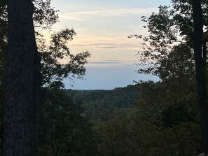 A forested landscape with a view of the horizon. - NEW! Retro 1970s Camper 24-Mile Ridgetop Views, Stargazing & Private Retreat (Campton)