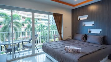 Basic-Studio, Balkon, Stadtblick | Zimmersafe, laptopgeeigneter Arbeitsplatz, kostenloses WLAN