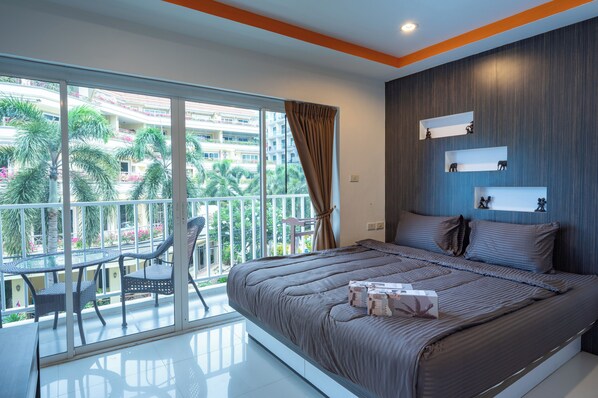 Estudio básico, balcón, vista a la ciudad | Caja de seguridad en la habitación y espacio para trabajar con laptop