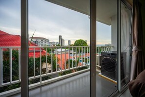Property grounds - New Nordic Suites 2 by Apartwell (Pattaya)
