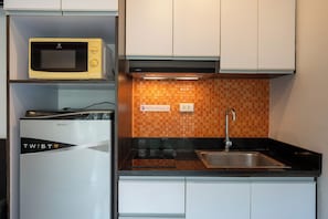 Estúdio básico, sacada, vista para a cidade | Cofres nos quartos, espaço de trabalho para notebook, Wi-Fi de cortesia