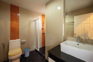 Basic-Studio, Balkon, Stadtblick | Badezimmer | Handtücher