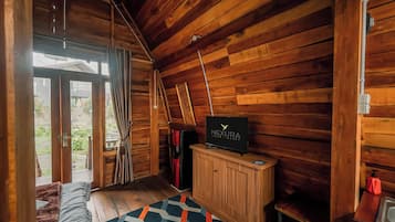 Deluxe Cottage, Garden View | Desk, free WiFi