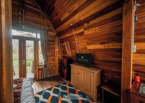 Deluxe Cottage, Garden View | Desk, free WiFi