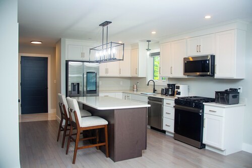 Welcome to your cozy Raymond retreat — a warm, family-friendly house.