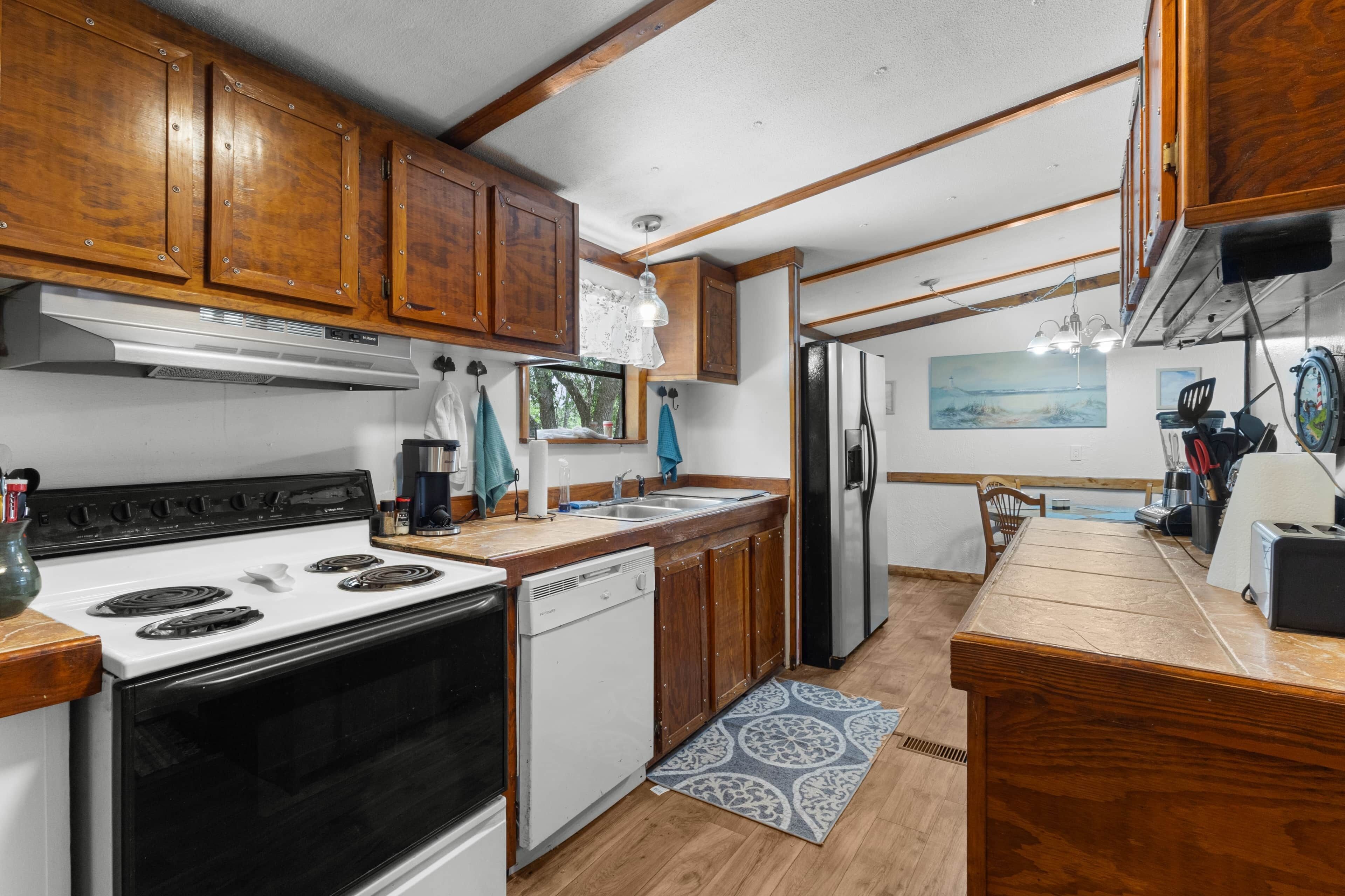 Kjøleskap, mikrobølgeovn, ovn og kokeplater