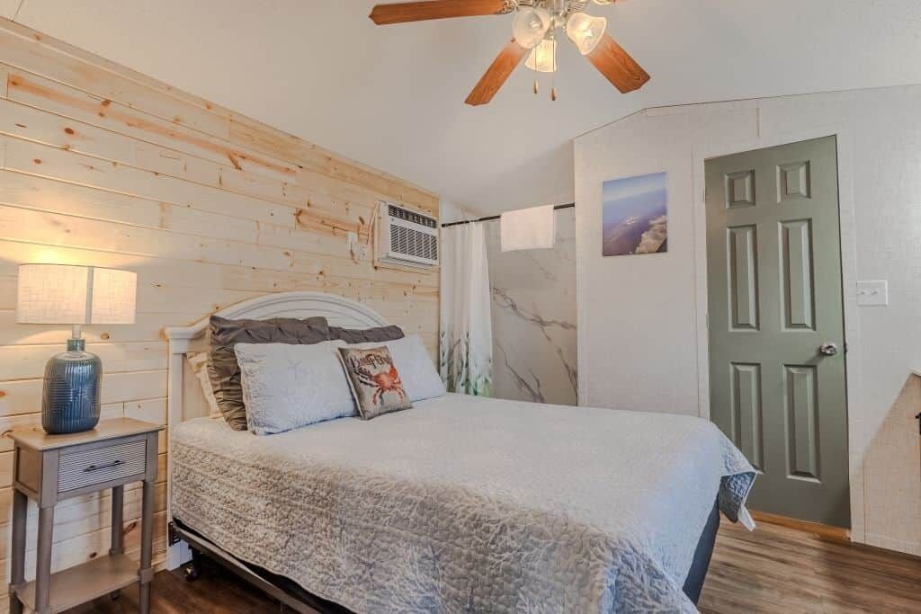 2 bedrooms, bed sheets