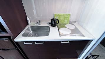 Réfrigérateur, micro-ondes, plaque de cuisson