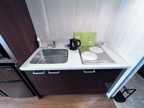 Kylskåp, mikrovågsugn och spishäll