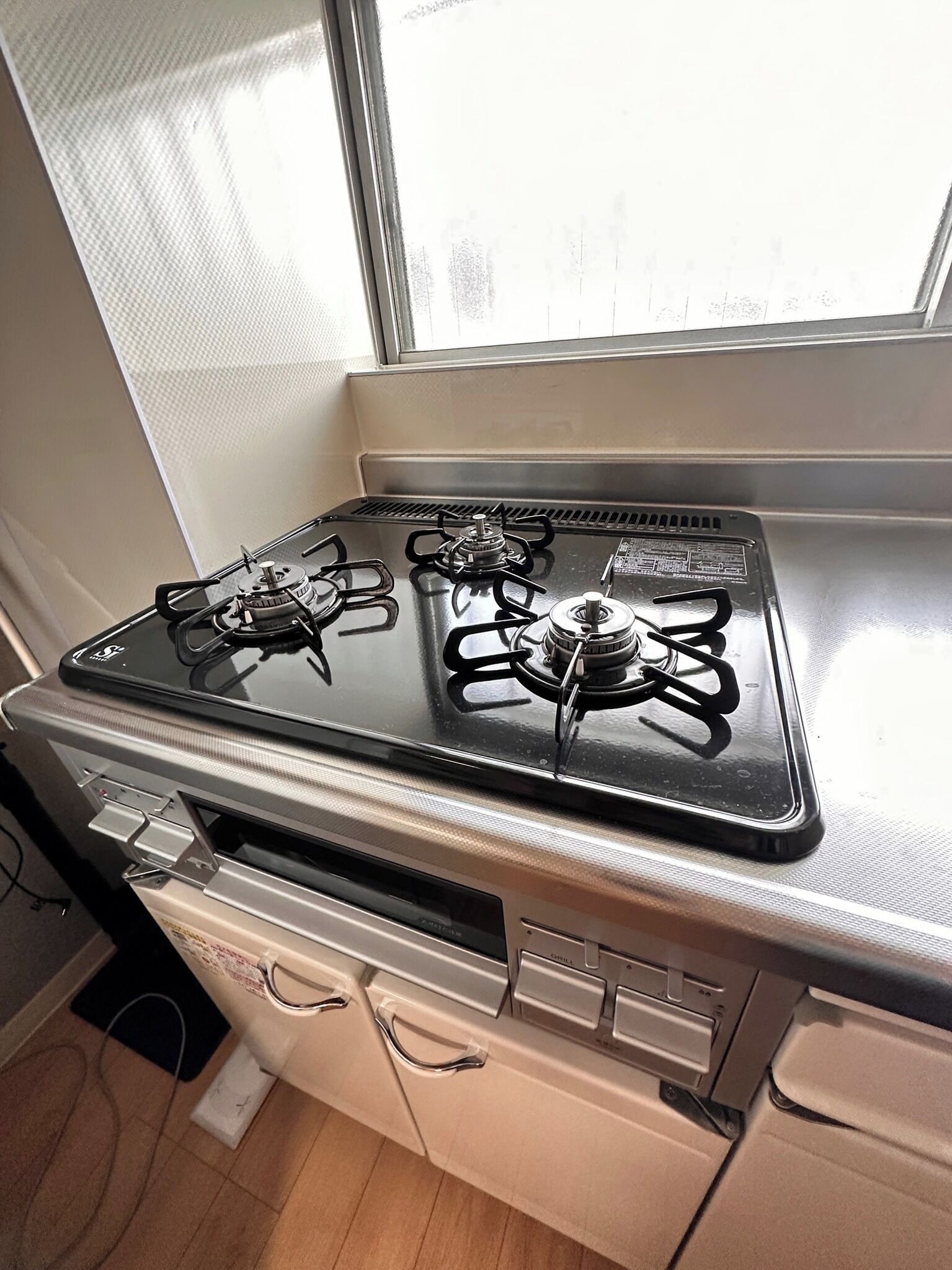 Fridge, microwave, stovetop, cookware/dishes/utensils