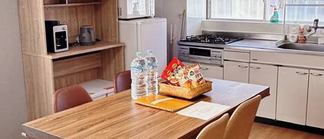 Kühlschrank, Mikrowelle, Herdplatte, Kochgeschirr/Geschirr/Besteck