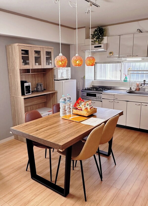 Fridge, microwave, stovetop, cookware/dishes/utensils