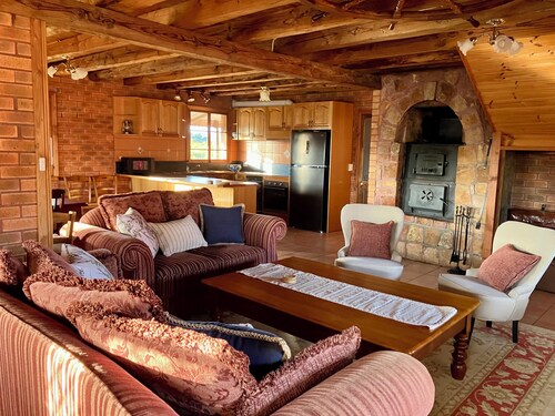 SeaHen Lodge - rustic farmhouse charm with amazing mountain views