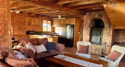 SeaHen Lodge - rustic farmhouse charm with amazing mountain views