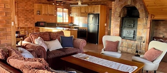SeaHen Lodge - rustic farmhouse charm with amazing mountain views