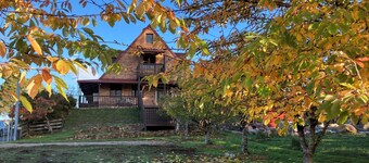 SeaHen Lodge - entire house - rustic farmhouse charm with amazing mountain views