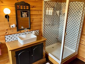 Dusche, Haartrockner, Handtücher, Seife
