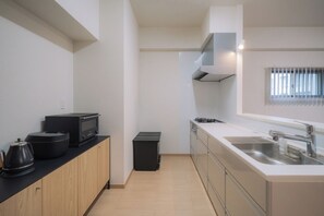 Fridge, microwave, stovetop, cookware/dishes/utensils