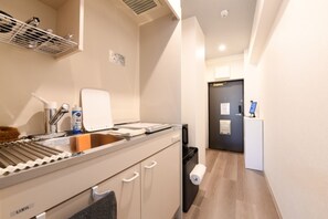 Køleskab, mikrobølgeovn, kogeplade, køkkentøj/tallerkener/redskaber