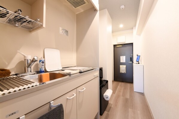 Jääkaappi, mikroaaltouuni, liesi, keittoastiat/astiat/ruokailuvälineet