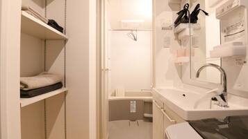 Sèche-cheveux, serviettes fournies