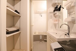 Sèche-cheveux, serviettes fournies