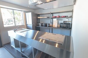 Fridge, microwave, stovetop, cookware/dishes/utensils
