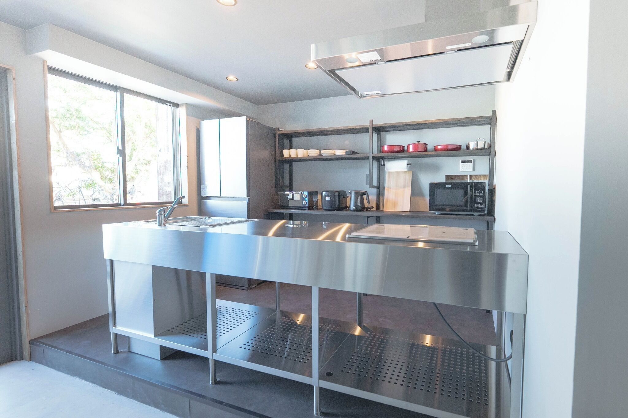 Jääkaappi, mikroaaltouuni, liesi, keittoastiat/astiat/ruokailuvälineet