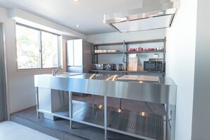 Refrigerador, microondas, parrilla de estufa y utensilios de cocina 