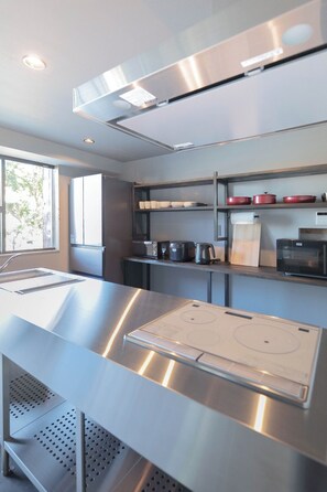 Kühlschrank, Mikrowelle, Herdplatte, Kochgeschirr/Geschirr/Besteck