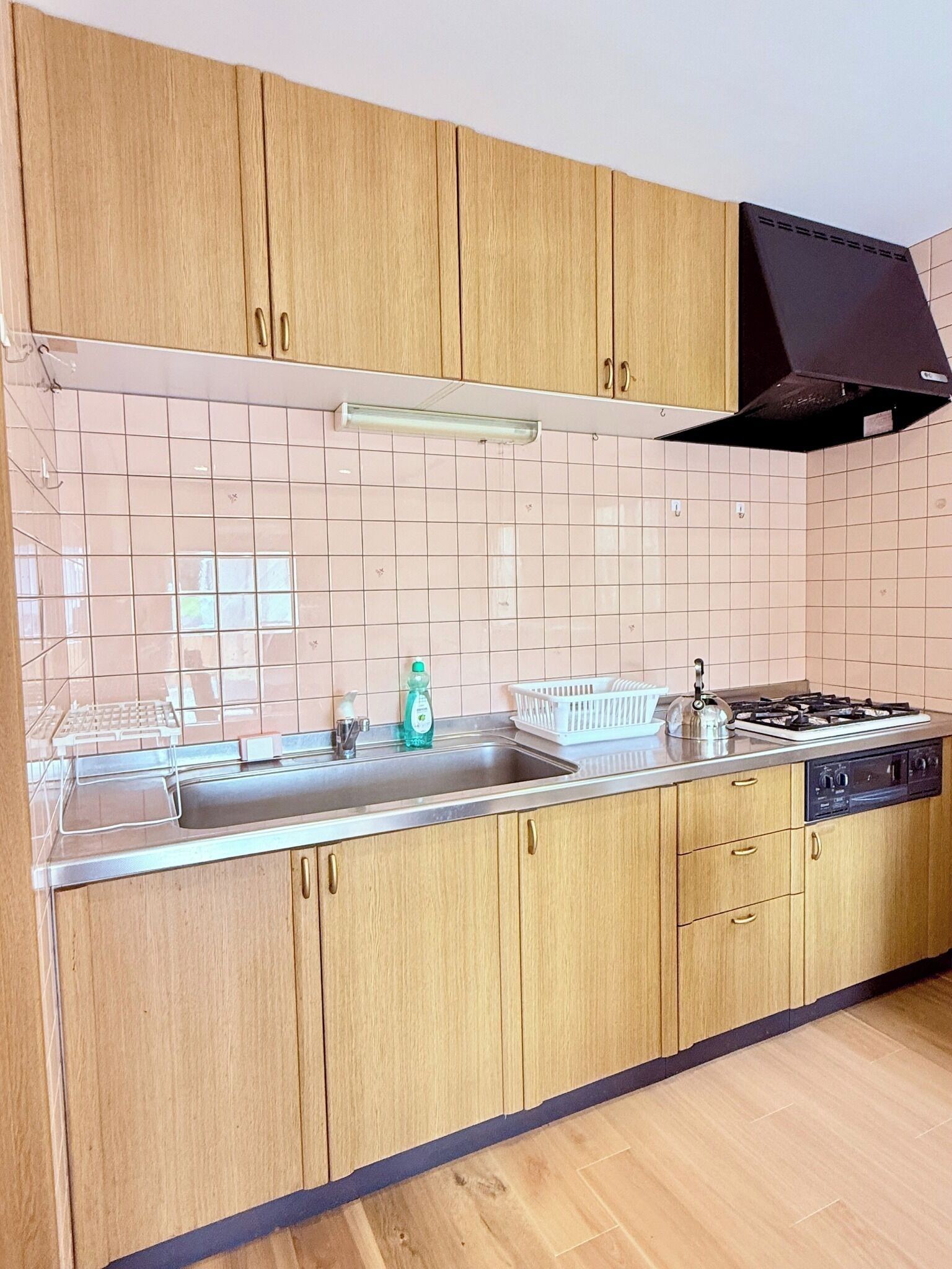 Jääkaappi, mikroaaltouuni, liesi