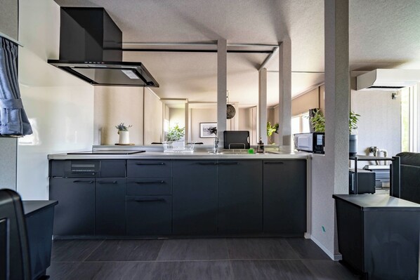 Réfrigérateur, four à micro-ondes, surface de cuisson