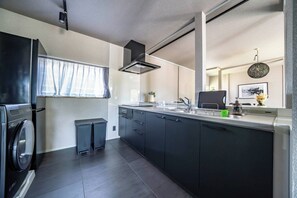 Réfrigérateur, four à micro-ondes, surface de cuisson