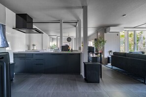 Een koelkast, een microgolfoven, een kookplaat