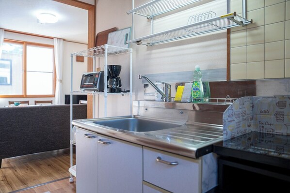 Køleskab, mikrobølgeovn, kogeplade, køkkentøj/tallerkener/redskaber